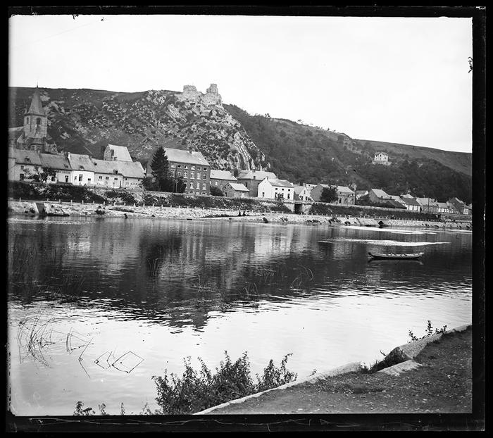 Bouvignes. Château de Crèvecoeur et Bouvignes vus sur la rive gauche de la Meuse