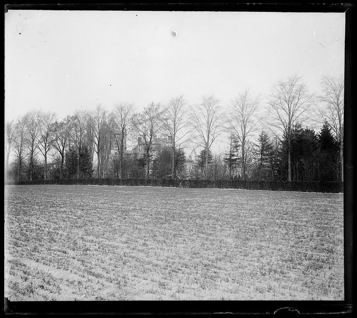 Berzée. Le château vu de l'extérieur du parc