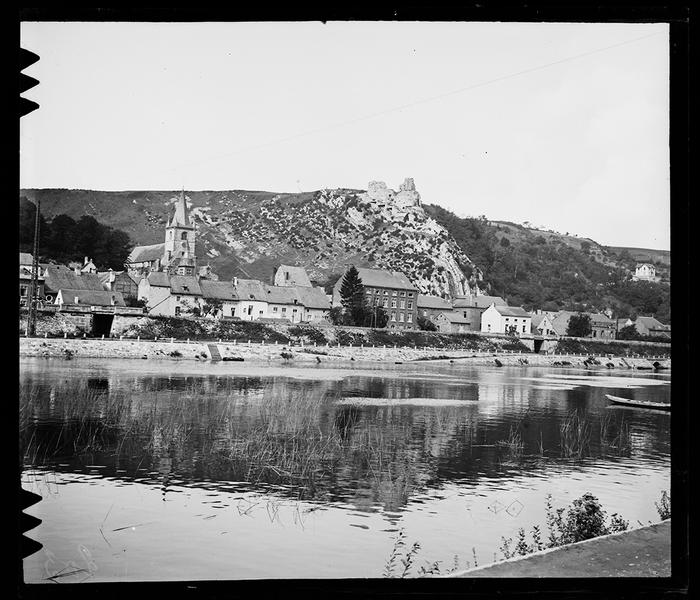 Bouvignes. Château de Crèvecoeur et Bouvignes vus de la rive gauche de la Meuse