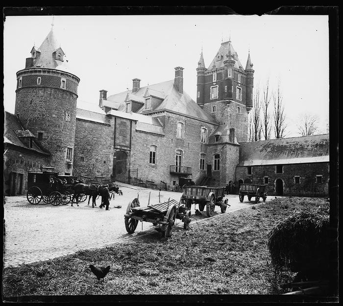 Berzée. Le Château. Côté vers la ferme