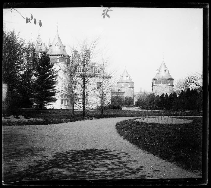 Berzée. Le Château vu du parc