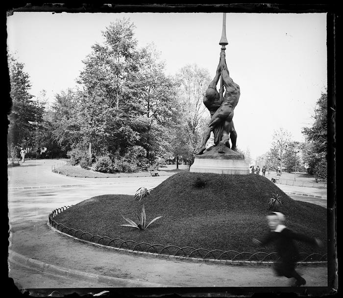 Gand. Le phare de Van Biesbroeck en face du nouveau musé