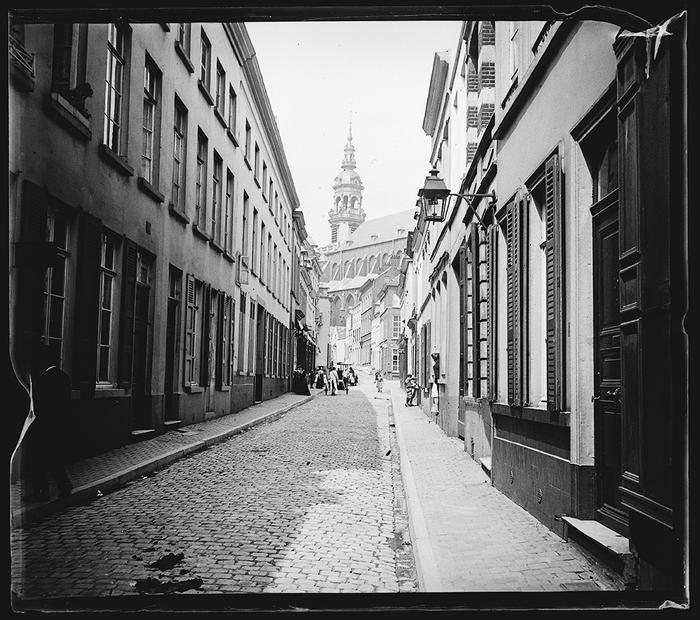 Mons. Sainte Élisabeth vue de la Rue Peine Perdue
