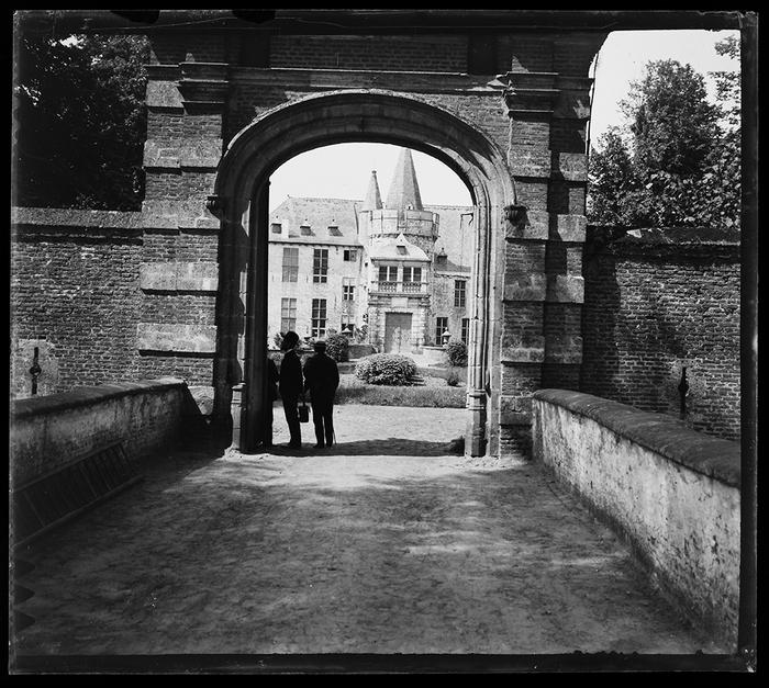 Laarne. Château de Laarne pris de l'extérieur à travers la porte d'entrée