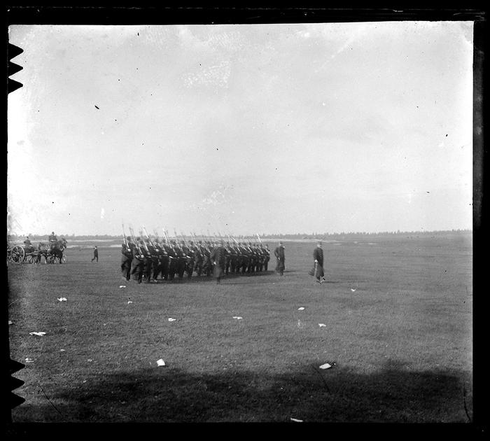 Mons. Artillerie. Défilé sur le camp