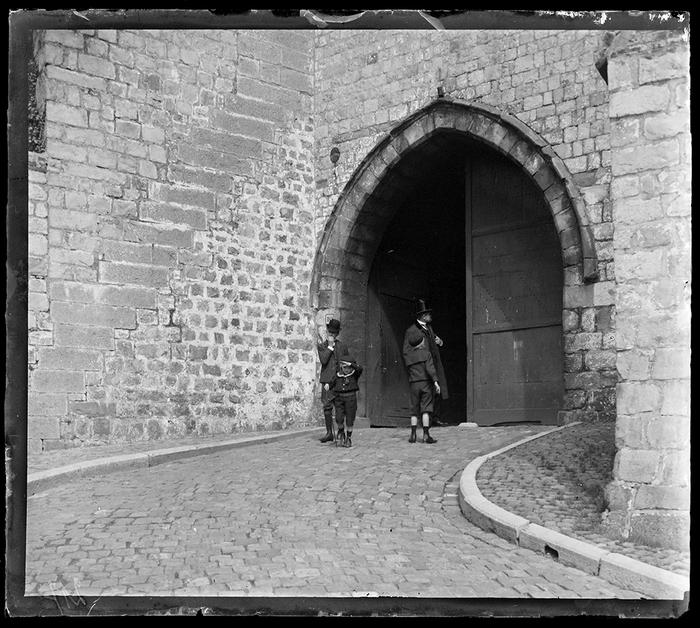 Mons. Porte d'entrée du square du Château