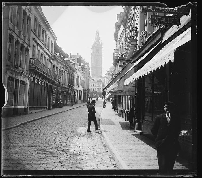 Mons. Le Beffroi vu de la Rue d'Havré (en face de chez Périn)