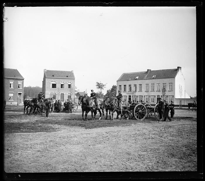 Mons. En arrière en batterie, Marche