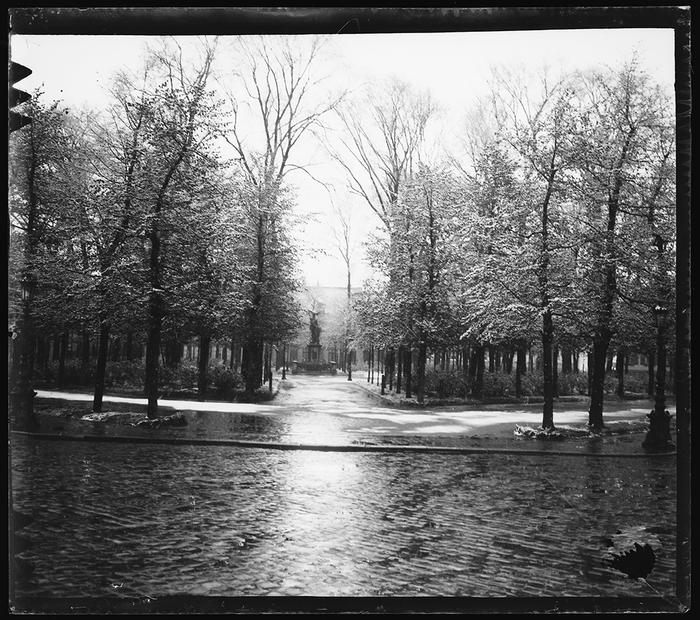 Mons. Le parc. Neige