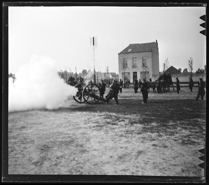 Mons. Exercice d'artillerie. Feu