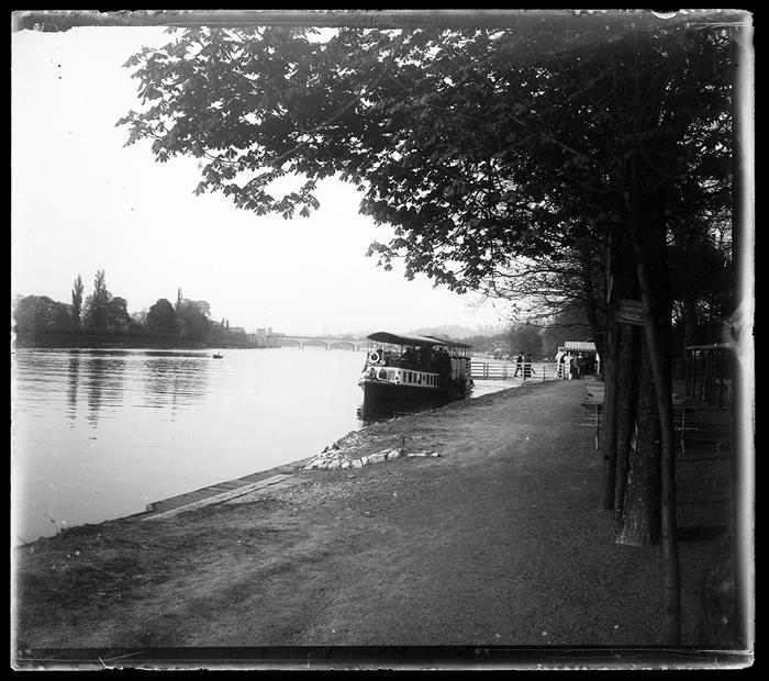 Liège. Le bateau-mouche arrivant de Kinkempois