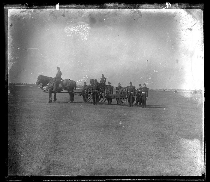 Mons. Artillerie. Canon et ses servants