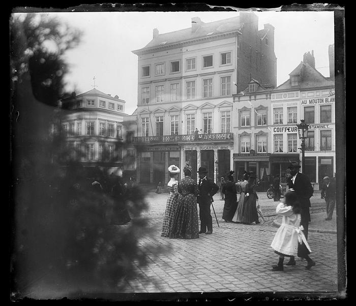 Mons. Sur la Grand Place. De la terrasse de l'Excelsior. Les Loquy