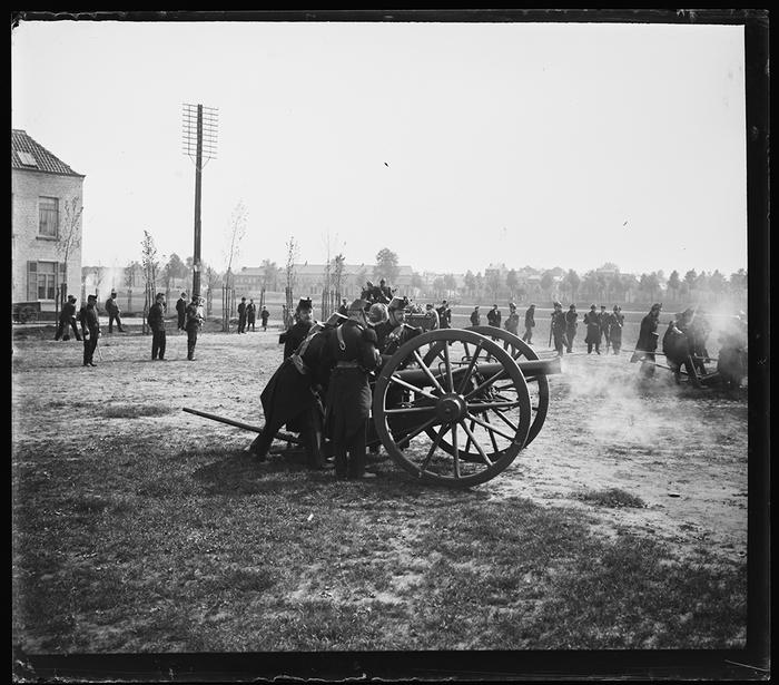Mons. Exercice d'artillerie. Expulsion du culot
