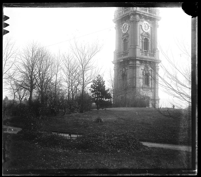 Mons. Le Beffroi vu du square