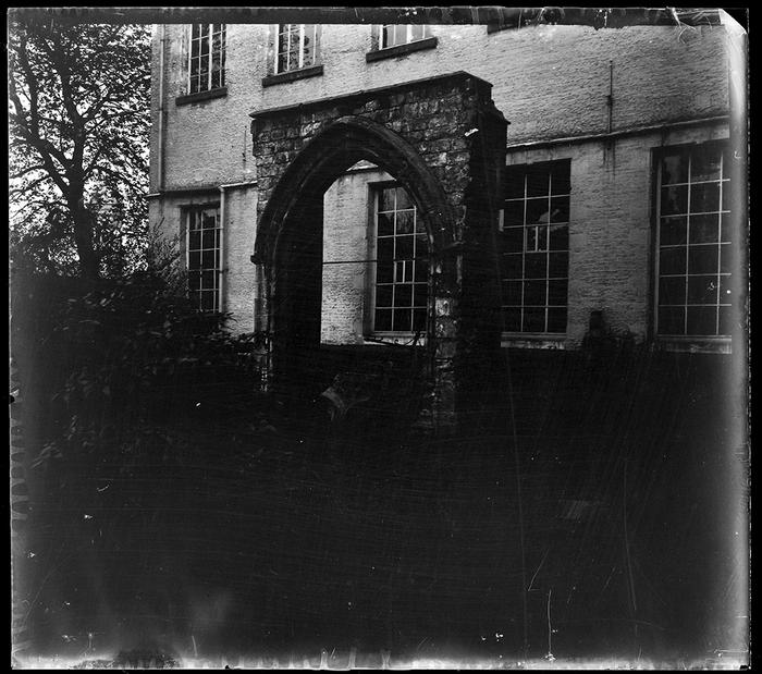 Mons. Cour de la Bibliothèque publique