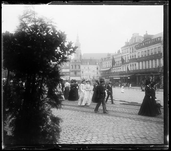 Mons. Sur la Grand Place. De la terrasse de l'Excelsior