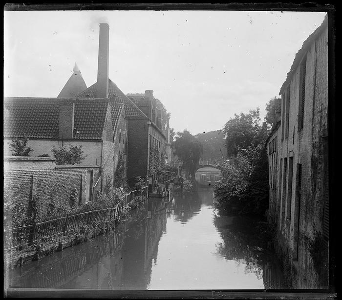 Bruges. Sur le pont d'entrée du béguinage