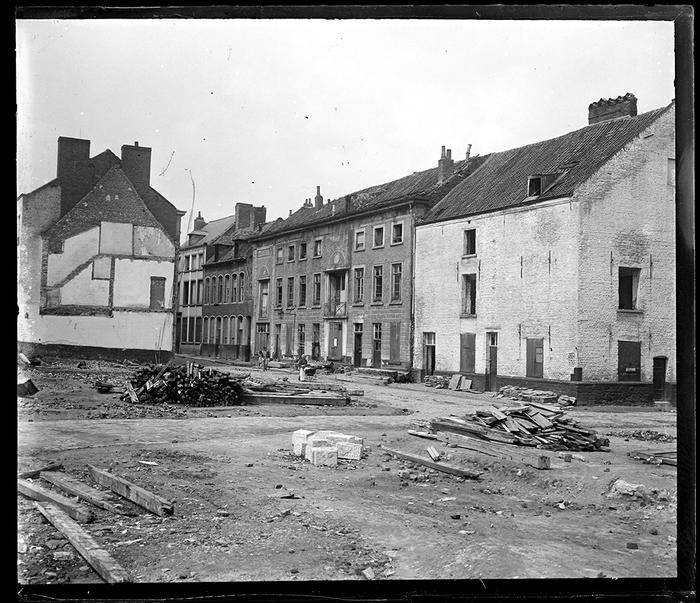 Mons. Rue des Tuileries pendant les travaux de démolition