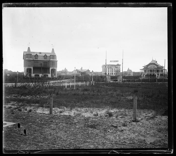 Le Coq. En passant en tram