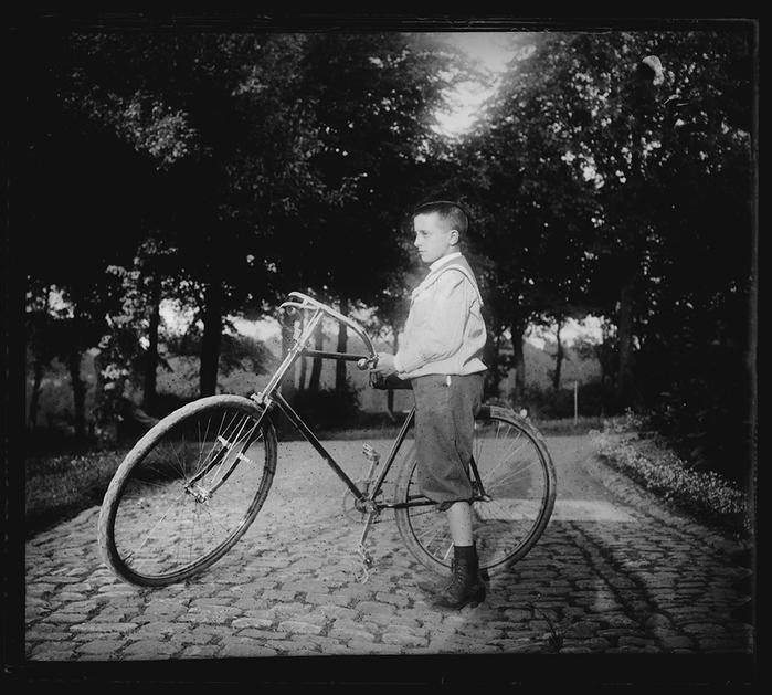[Thuin]. Charles devant sa bicyclette