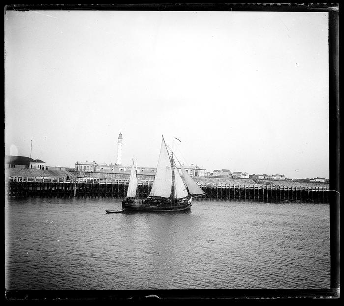 Ostende. Barque rentrant dans le port