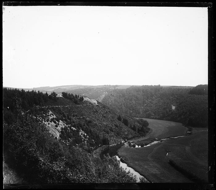 Martelange. Vue sur la chute de la Sure prise de la route de Bastogne