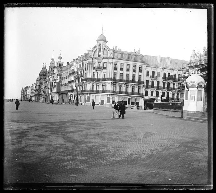 Ostende. Côté gauche de la digue vu du Kursaal