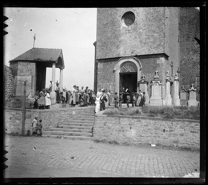 Thuillies. Mariage de Lise Losseau. La sortie des mariés après la bénédiction nuptiale