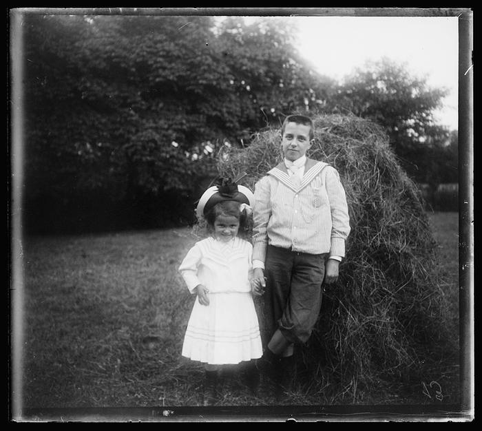 [Thuin]. Charles et Adrienne debout