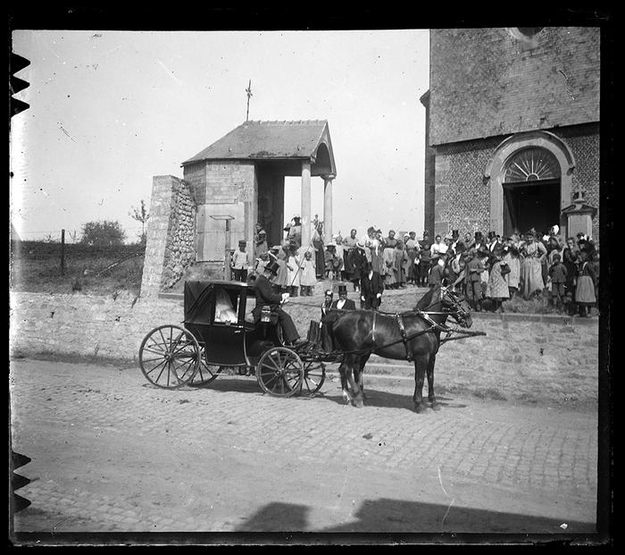 Thuillies. Mariage de Lise Losseau. Les mariés en voiture en sortant de l'église
