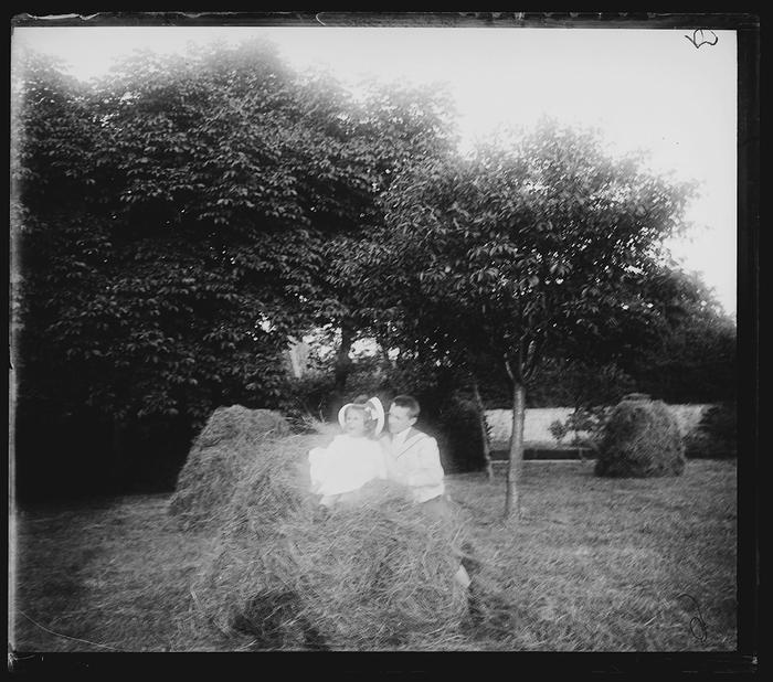 [Thuin]. Charles et Adrienne dans un tas de foin