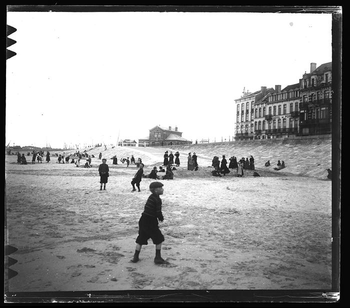 Ostende. Enfants jouant sur la plage