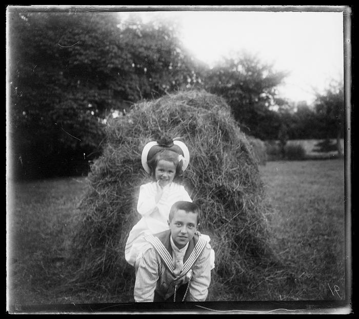 [Thuin]. Adrienne à cheval sur le dos de Charles