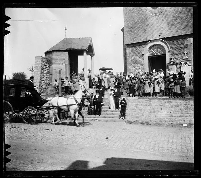 Thuillies. Mariage de Lise Losseau. Les témoins sortant de l'église