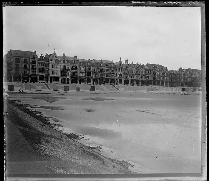 Blankenberghe. La digue vue de la plage. Le groupe de villas dans lequel se trouve la villa Léonie