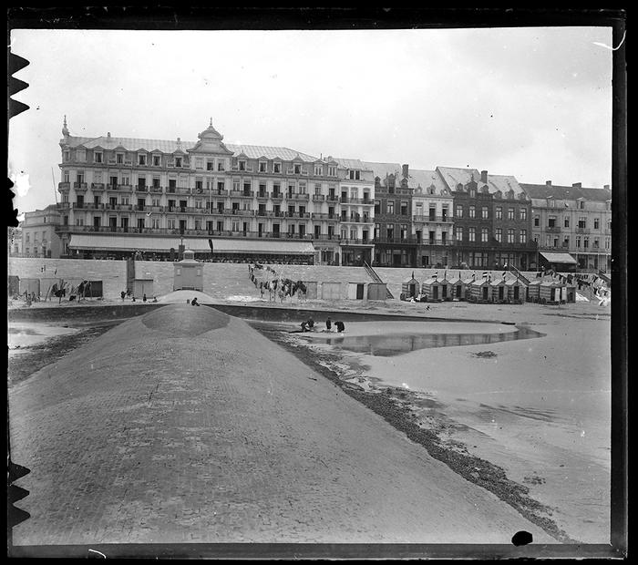 Blankenberge. L'hôtel de l'Océan et les villas Rosa vues de la plage