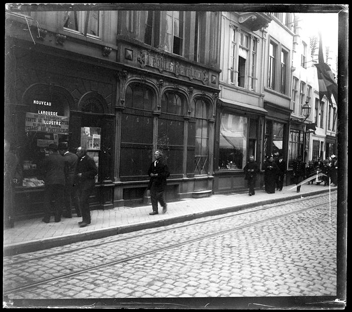 Bruges. Paysans égrenant le chapelet dans la rue