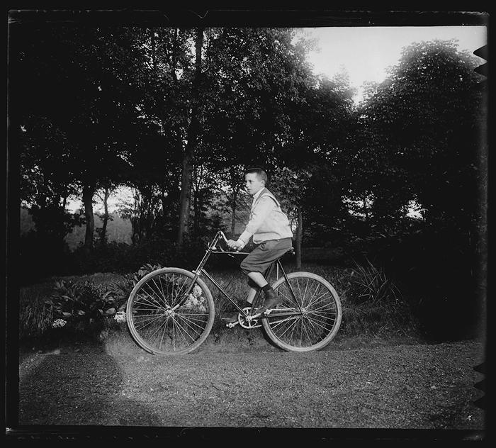 [Thuin]. Charles à bicyclette