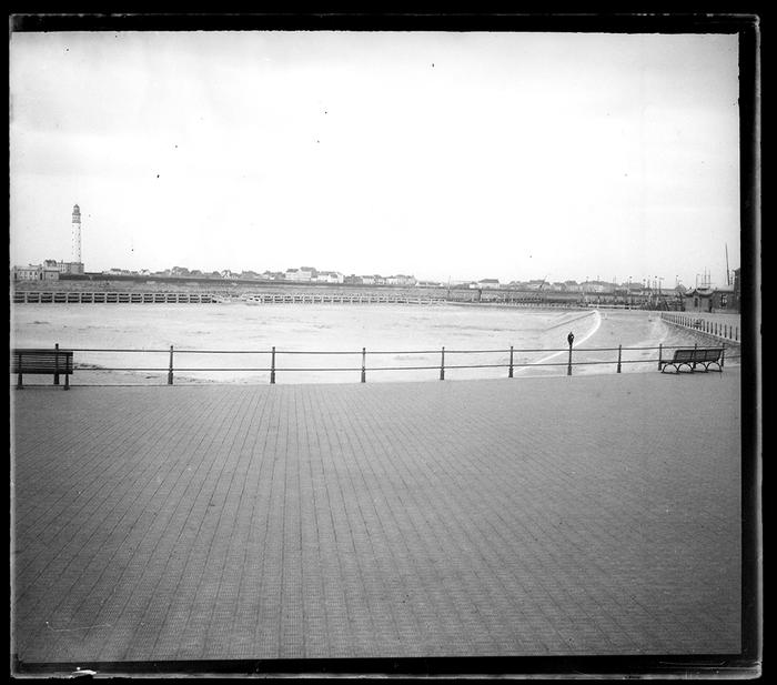 Ostende. Le nouveau phare et le port vus de l'ancien phare