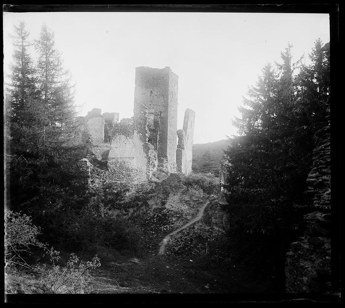 Château de .... Vue prise de l'intérieur des ruines