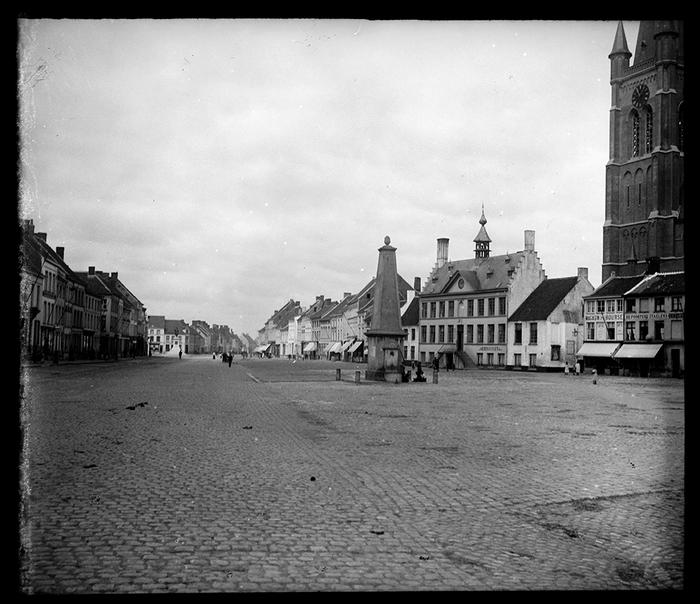 Eecloo. La Grand Place (Hôtel de ville et pompe) et la grand'rue avec, dans le fond, la statue de Ledegang