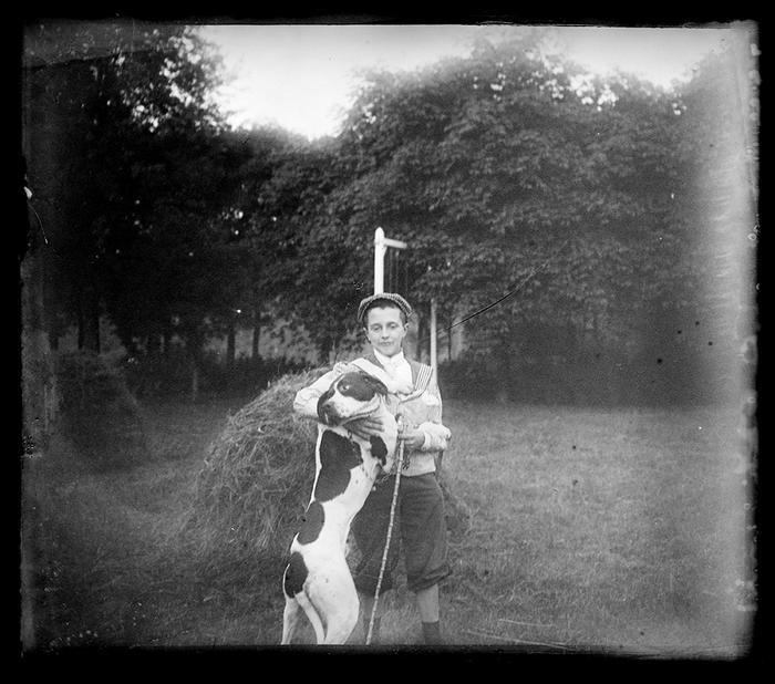 [Thuin]. Charles et Dick debout