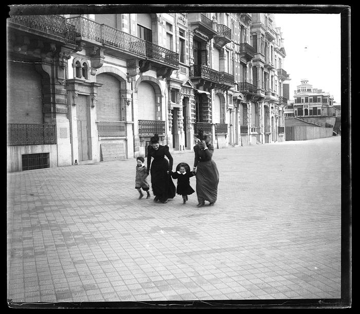 Ostende. Passants sur la digue